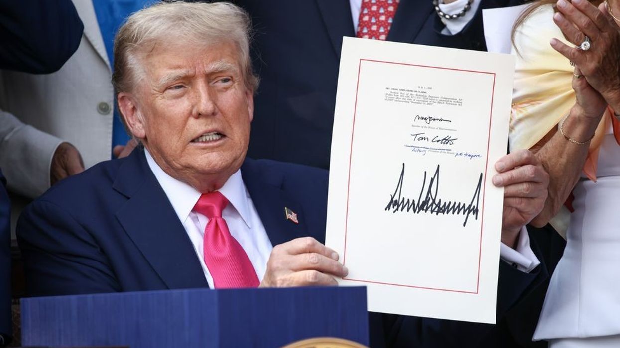 અમેરિકન રાષ્ટ્રપતિ ડોનાલ્ડ ટ્રમ્પ નવા વિઝા અને કર કાયદા પર હસ્તાક્ષર કરતાં