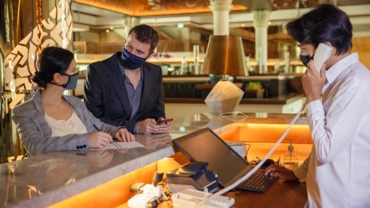 હોટેલો રસીવાળા મહેમાન માટે માસ્ક પ્રતિબંધો હટાવે છે