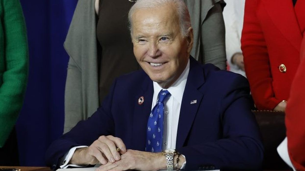 બાઇડેને ફંડિંગ બિલ પર સહી કરી પ્રી-ક્રિસમસ શટડાઉન ટાળ્યું