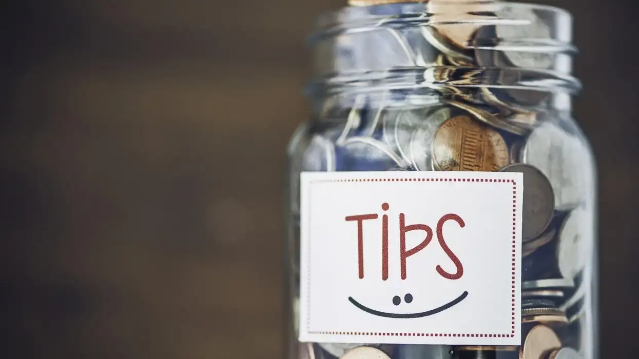 યુ.એસ. સેનેટે "ટિપ્સ પર કોઈ કર નહીં" કાયદો પસાર કર્યો, જેનાથી હૉસ્પિટાલિટી કર્મચારીઓને ટિપ્સ પર કર મુક્તિ મળશે