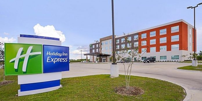 ENEWS COVID 05 24 21 IHG Lawsuit Holiday Inn Express With Sign 696x348 1 