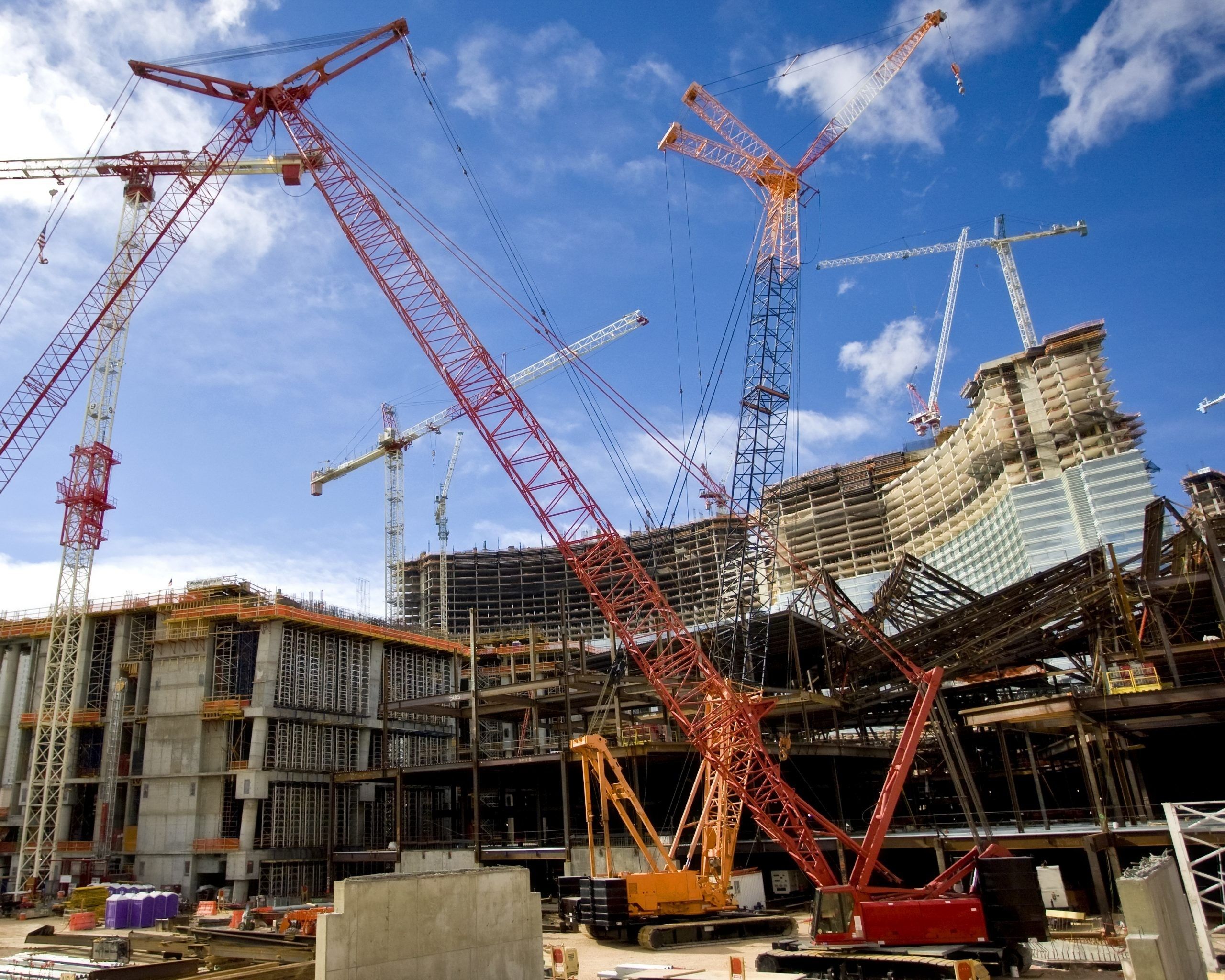 Two construction cranes on a large work site U.S. hotel construction pipeline